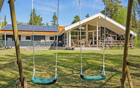 Hollie - 75M from the Sea: Møbel, Træ, Indretning, Gulvbelægning, Etage, Stol, Værelse, Loft, Stue, Lejlighed