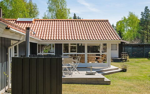 Hollie - 75M from the Sea: Møbel, Træ, Indretning, Gulvbelægning, Etage, Stol, Værelse, Loft, Stue, Lejlighed