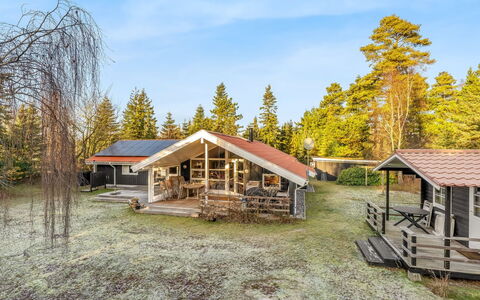 Hollie - 75M from the Sea: Møbel, Træ, Indretning, Gulvbelægning, Etage, Stol, Værelse, Loft, Stue, Lejlighed