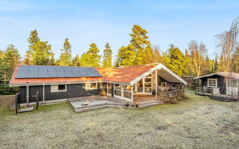 Hollie - 75M from the Sea: Møbel, Træ, Indretning, Gulvbelægning, Etage, Stol, Værelse, Loft, Stue, Lejlighed