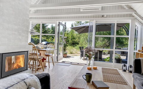 Albertina - 900M from the Sea: Træ, Gulvbelægning, Loft, Etage, Indretning, Trægulve, Møbel, Stue, Dør, Stol