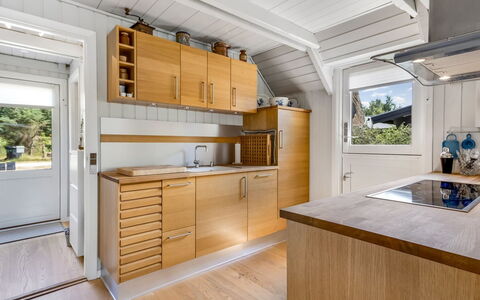 Albertina - 900M from the Sea: Køkken, Gulvbelægning, Countertop, Træ, Indretning, Cabinetry, Etage, Større Bandage, Køkken Apparat, Loft