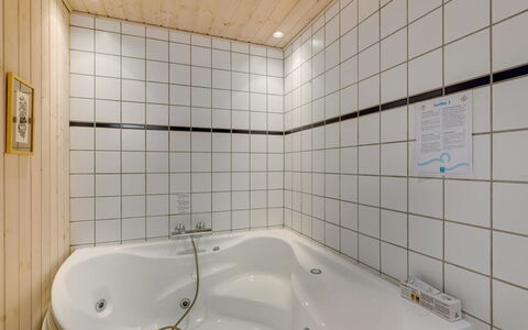 Yorick - 350M to the Fjord: Badeværelse, Badekar, Sanitærarmatur, Gulvbelægning, Indretning, Etage, Loft, Vvs, Tap, Værelse