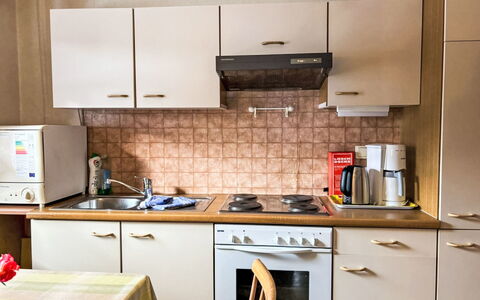 Niedernsill 12: Køkken Apparat, Køkken, Countertop, Større Bandage, Komfur, Køkkenvask, Cabinetry, Møbel, Træ, Husholdningsapparat