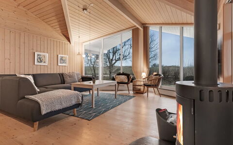 Garth - 50M from the Sea: Indretning, Træ, Loft, Gulvbelægning, Etage, Trægulve, Møbel, Værelse, Stue, Hjem