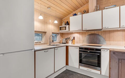 Garth - 50M from the Sea: Køkken, Træ, Køkken Apparat, Countertop, Større Bandage, Indretning, Loft, Gulvbelægning, Cabinetry, Etage