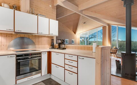 Garth - 50M from the Sea: Køkken, Indretning, Træ, Loft, Countertop, Gulvbelægning, Lysarmatur, Møbel, Cabinetry, Etage