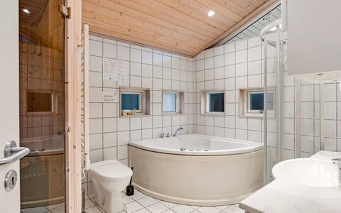 Garth - 50M from the Sea: Badeværelse, Sanitærarmatur, Indretning, Gulvbelægning, Etage, Loft, Badekar, Vvs, Håndvask, Tap
