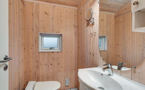 Garth - 50M from the Sea: Sanitærarmatur, Træ, Badeværelse, Gulvbelægning, Badeværelsesvask, Etage, Loft, Håndvask, Indretning, Tap
