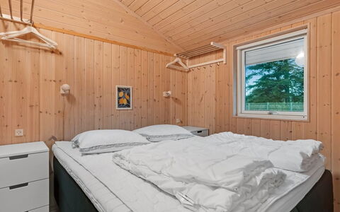 Garth - 50M from the Sea: Træ, Soveværelse, Seng, Loft, Hjem, Sengetøj, Sengetøj, Bed Frame, Værelse, Fryser