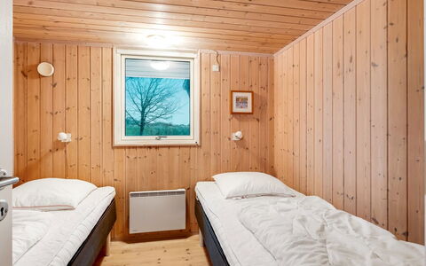 Garth - 50M from the Sea: Soveværelse, Seng, Træ, Sengetøj, Sengetøj, Loft, Indretning, Etage, Gulvbelægning, Bed Frame