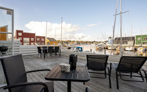 Fina - 10M from the Sea: Tag, Hjem, Dør, Sommerhus, Skygge, Sidespor, Gård, Estate, Backyard