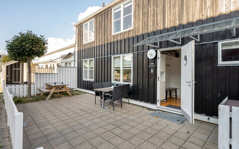 Fina - 10M from the Sea: Tag, Hjem, Dør, Sommerhus, Skygge, Sidespor, Gård, Estate, Backyard