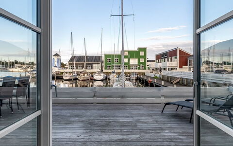 Fina - 10M from the Sea: Tag, Hjem, Dør, Sommerhus, Skygge, Sidespor, Gård, Estate, Backyard
