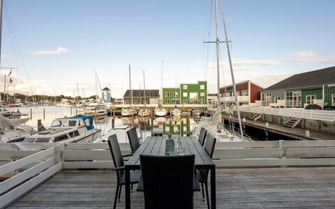 Fina - 10M from the Sea: Tag, Hjem, Dør, Sommerhus, Skygge, Sidespor, Gård, Estate, Backyard