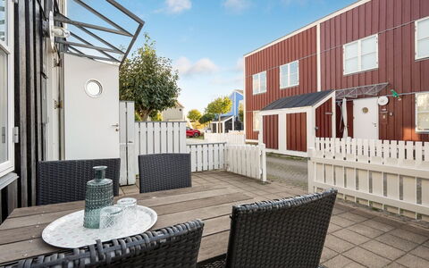 Fina - 10M from the Sea: Tag, Hjem, Dør, Sommerhus, Skygge, Sidespor, Gård, Estate, Backyard