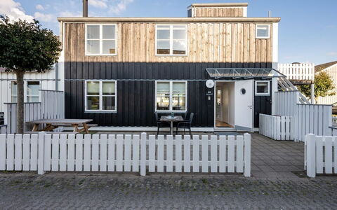 Fina - 10M from the Sea: Tag, Hjem, Dør, Sommerhus, Skygge, Sidespor, Gård, Estate, Backyard