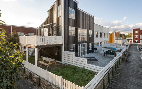 Fina - 10M from the Sea: Tag, Hjem, Dør, Sommerhus, Skygge, Sidespor, Gård, Estate, Backyard