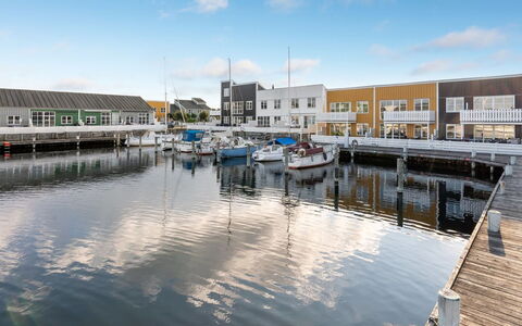 Fina - 10M from the Sea: Tag, Hjem, Dør, Sommerhus, Skygge, Sidespor, Gård, Estate, Backyard