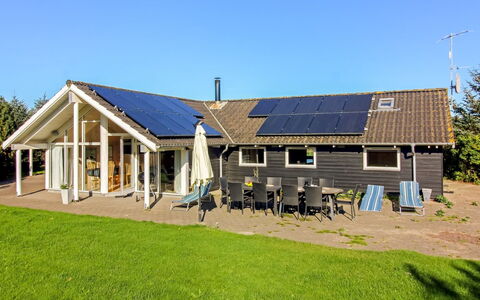 Tonje - 600M from the Sea: Møbel, Træ, Indretning, Gulvbelægning, Etage, Stol, Værelse, Loft, Stue, Lejlighed
