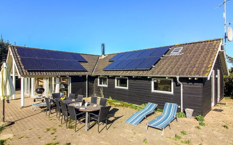 Tonje - 600M from the Sea: Møbel, Træ, Indretning, Gulvbelægning, Etage, Stol, Værelse, Loft, Stue, Lejlighed