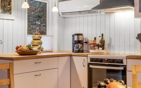 Peadda - 300M from the Sea: Køkken Apparat, Køkken, Indretning, Countertop, Gulvbelægning, Træ, Loft, Større Bandage, Lysarmatur, Husholdningsapparat