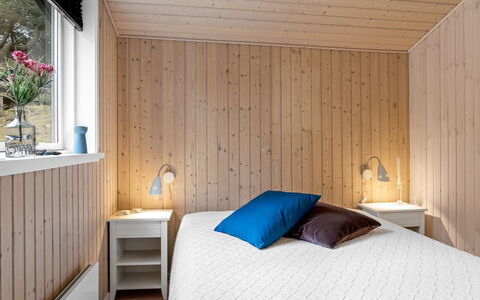 Peadda - 300M from the Sea: Indretning, Møbel, Træ, Gulvbelægning, Soveværelse, Loft, Etage, Seng, Værelse, Belysning
