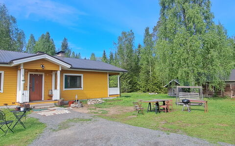 Murtolampi: Træ, Græs, Hus, Sommerhus, Hjem, Tag, Land Lot, Landdistrikt, Sidespor