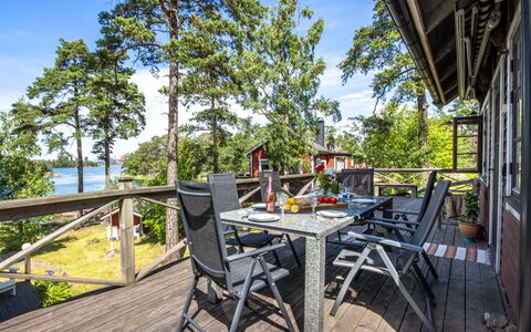 Skärgårdsdröm På Ön: Træ, Dæk, Møbel, Udendørs Møbler, Veranda, Stol, Skygge, Hårdttræ, Udendørs Bord, Udvej