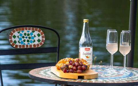 Skärgårdsdröm På Ön: Flaske, Drinkware, Serveware, Udendørs Møbler, Mad, Glas Flaske, Vin, Udendørs Bord
