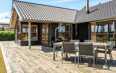 Groa - 50M from the Sea: Træ, Tag, Sommerhus, Hjem, Veranda, Dør, Dæk, Skygge, Hårdttræ, Sidespor