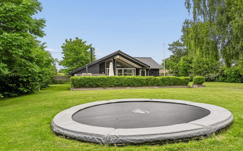 Galatia - 1.4Km from the Sea: Trampolinspring - Udstyr Og Materiel, Trampolin, Græs, Fritid, Have, Trampolinspring, Lawn, Skygge, Landscaping, Gård