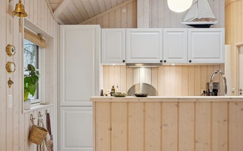 Galatia - 1.4Km from the Sea: Træ, Indretning, Køkken, Gulvbelægning, Møbel, Countertop, Etage, Cabinetry, Lysarmatur, Loft