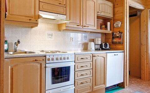 Luongasloma 3: Køkken, Køkken Apparat, Cabinetry, Større Bandage, Countertop, Træ, Gulvbelægning, Indretning, Skab, Etage