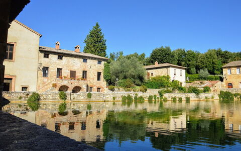 Il Gallinaio, Vivo D'Orcia: Vand, Krop Af Vand, Vandressourcer, Vandløb, Hus, Vandvej, Arkitektur, Bank, Menneskelig Bosættelse, Afspejling