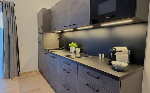 Glacier Loft Kitzsteinhorn 1: Countertop, Køkken, Cabinetry, Indretning, Gulvbelægning, Køkken Apparat, Større Bandage, Møbel, Skuffe, Husholdningsapparat
