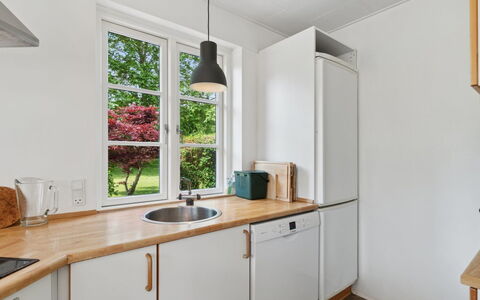 Siegfried - 100M from the Sea: Indretning, Køkken, Gulvbelægning, Countertop, Træ, Køkken Apparat, Etage, Sanitærarmatur, Køkkenvask, Cabinetry