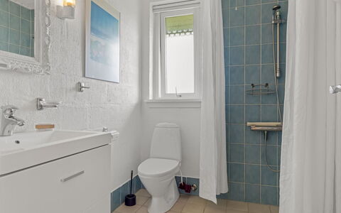 Answald - 250M from the Sea: Badeværelse, Sanitærarmatur, Badeværelsesvask, Væg, Gulvbelægning, Indretning, Etage, Håndvask, Toilet, Toiletbræt