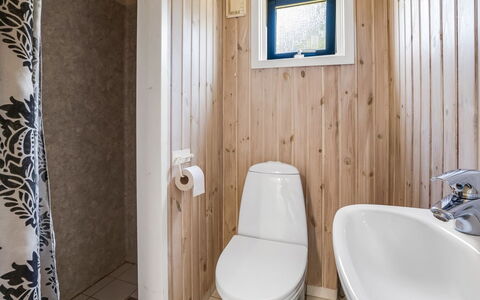 Erle - 990M from the Sea: Toiletbræt, Toilet, Sanitærarmatur, Badeværelse, Badeværelsesvask, Træ, Gulvbelægning, Etage, Håndvask, Vvs