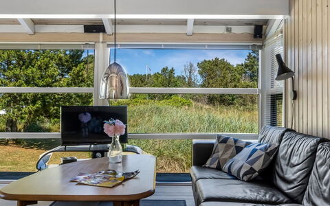 Erle - 990M from the Sea: Indretning, Loft, Glas, Couch, Stue, Skygge, Stol, Design, Dagslys