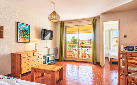 Adelaïde: Møbel, Lejlighed, Hjem, Udvej, Stol, Bejdse, Hotel, Eco Hotel, Villa, Altan