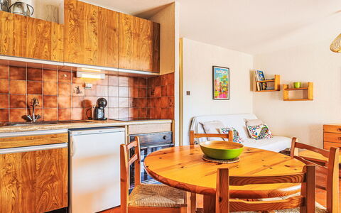 Adelaïde: Møbel, Indretning, Træ, Gulvbelægning, Loft, Etage, Værelse, Køkken, Countertop, Orange