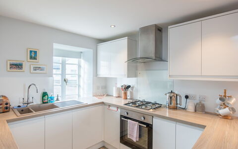 Marina View: Køkken, Countertop, Køkken Apparat, Indretning, Større Bandage, Cabinetry, Gulvbelægning, Træ, Etage, Loft