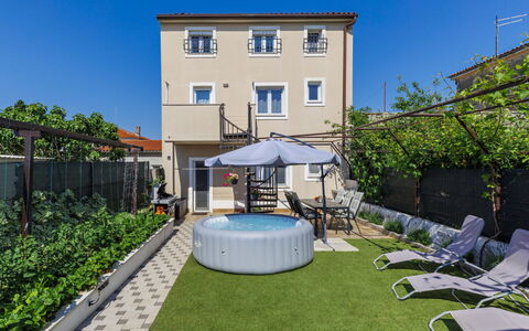 L&V: Svømmepøl, Skygge, Gård, Gårdsplads, Backyard, Landscaping, Altan, Udendørs Møbler, Kunstgræs, Hotel