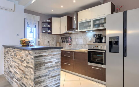 L&V: Møbel, Countertop, Gulvbelægning, Indretning, Køkken, Træ, Cabinetry, Etage, Hjem, Køkken Apparat