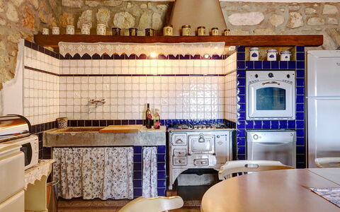 Villa Erta: Køkken, Indretning, Gulvbelægning, Komfur, Værelse, Countertop, Flise, Køkken Apparat, Komfur, Bejdse