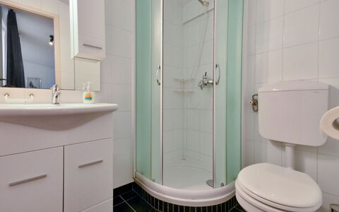 Lui: Badeværelsesvask, Badeværelse, Sanitærarmatur, Håndvask, Gulvbelægning, Indretning, Toilet, Toiletbræt, Etage, Tap