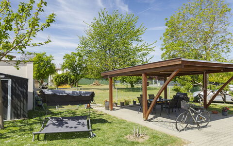 Balatonbereny 101: Skygge, Have, Udendørs Struktur, Lawn, Cykel, Gård, Parkere, Landscaping, Pergola, Backyard