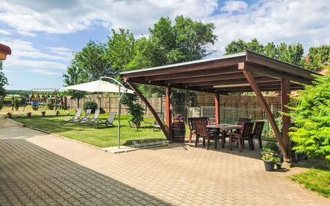 Balatonbereny 101: Offentlige Rum, Have, Skygge, Lawn, Gård, Landscaping, Udendørs Struktur, Parkere, Backyard, Udendørs Møbler