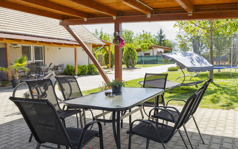 Balatonbereny 101: Møbel, Udendørs Møbler, Bord, Stol, Udendørs Bord, Køkken & Spisebord, Skygge, Kaffebord, Gårdhave, Have